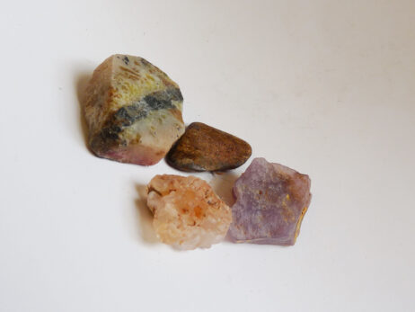 Serpentin, kalcedon, lila agat och bronzit