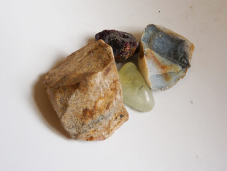 Blå kalcedon, bildjaspis, granat och prehnit