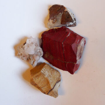 Breccierad jaspis, thunderegg, bildjaspis och kalcedon