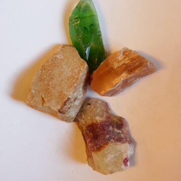 Eudialyt, månsten, bildjaspis och obsidian (sannolikt glas)
