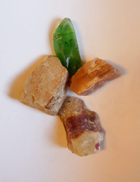 Eudialyt, månsten, bildjaspis och obsidian (sannolikt glas)