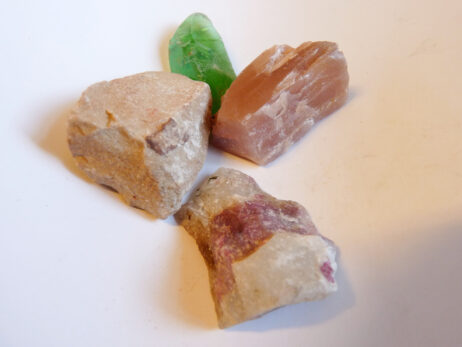 Eudialyt, månsten, bildjaspis och obsidian (sannolikt glas) - Bild 2