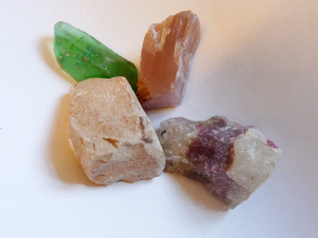 Eudialyt, månsten, bildjaspis och obsidian (sannolikt glas)