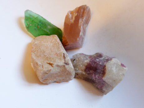Eudialyt, månsten, bildjaspis och obsidian (sannolikt glas)
