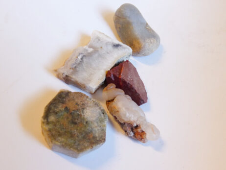 Blå kalcedon, serpentin, kalcedon, agat och mokaait (jaspis)