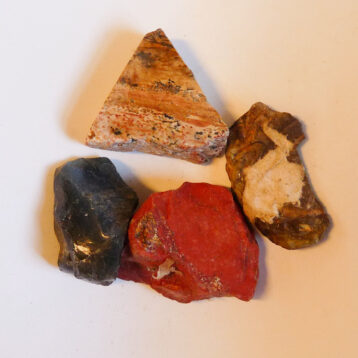 Breccierad jaspis, bildjaspis, boulder opal och bergslagssten