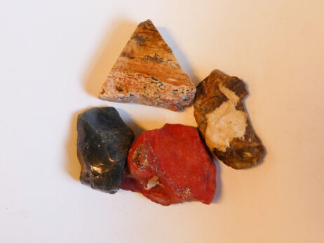 Breccierad jaspis, bildjaspis, boulder opal och bergslagssten