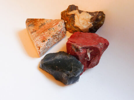 Breccierad jaspis, bildjaspis, boulder opal och bergslagssten