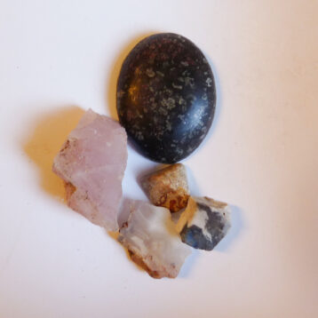 Porfyr, rosenkvarts, opal och crazy lace agat