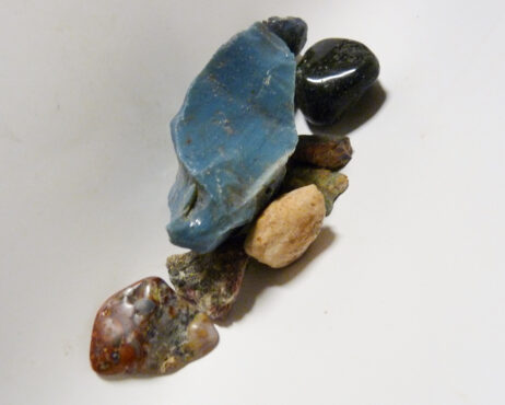 Bergslagssten, crazy lace agat, mossopal, eudialyt och mossagat