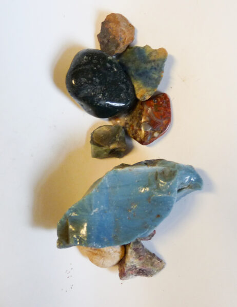 Bergslagssten, crazy lace agat, mossopal, eudialyt och mossagat - Bild 4