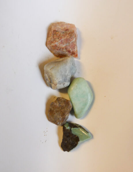 Bergslagssten, rosa opal, amazonit och blå kalcedon