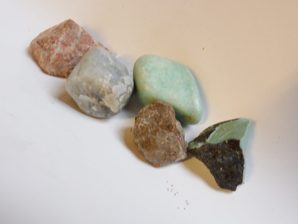 Bergslagssten, rosa opal, amazonit och blå kalcedon