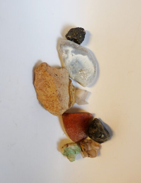 Bildjaspis, blå kalcedon, obsidian, kalcedon, agat och turmalin