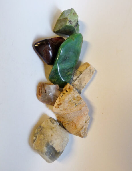 Oxöga, jaspis, grön bergslagssten, bildjaspis, blå kalcedon och agat