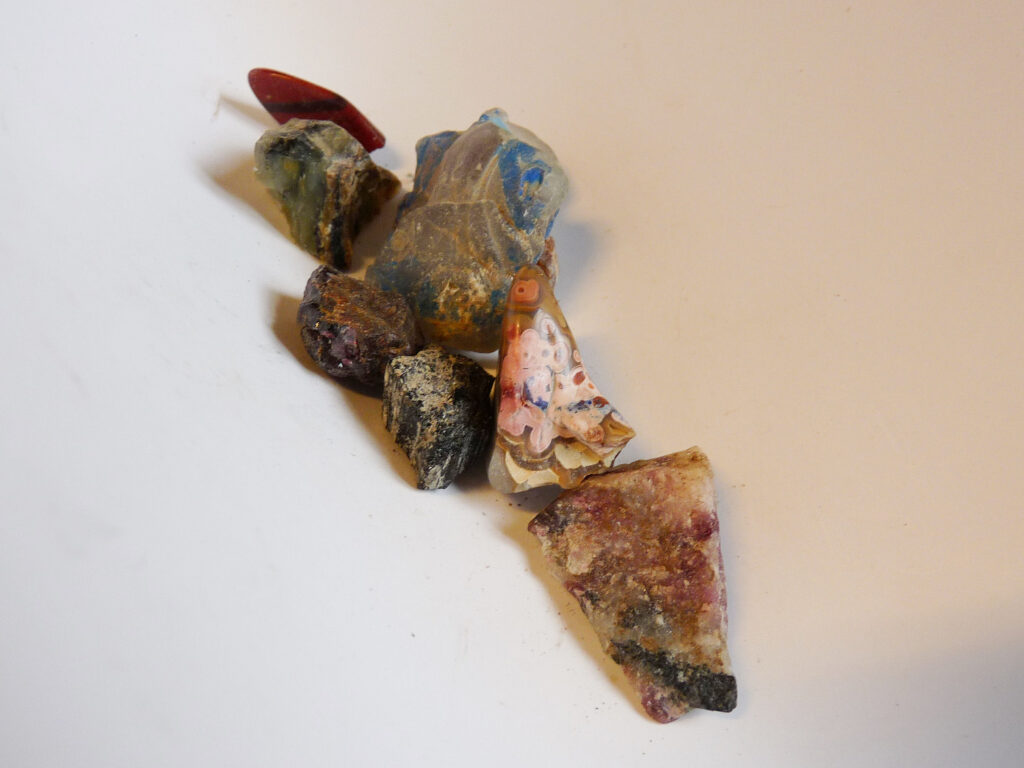 Kalcedon/eldagat, crazy lace agat, granat, eudialyt blå opal och turmalin