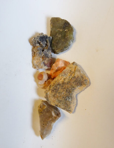 Bildjaspis, agat, kalcedon, labradorit, jaspis och agat