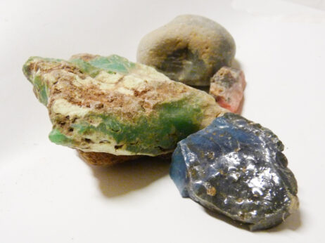 Bergslagssten, krysopras, rosa opal och blå kalcedon - Bild 2