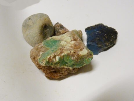 Bergslagssten, krysopras, rosa opal och blå kalcedon - Bild 3