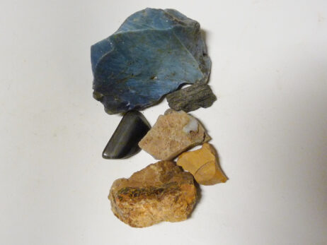 Opal, agat, opal, turmalin, agat och bergslagssten