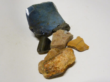 Opal, agat, opal, turmalin, agat och bergslagssten