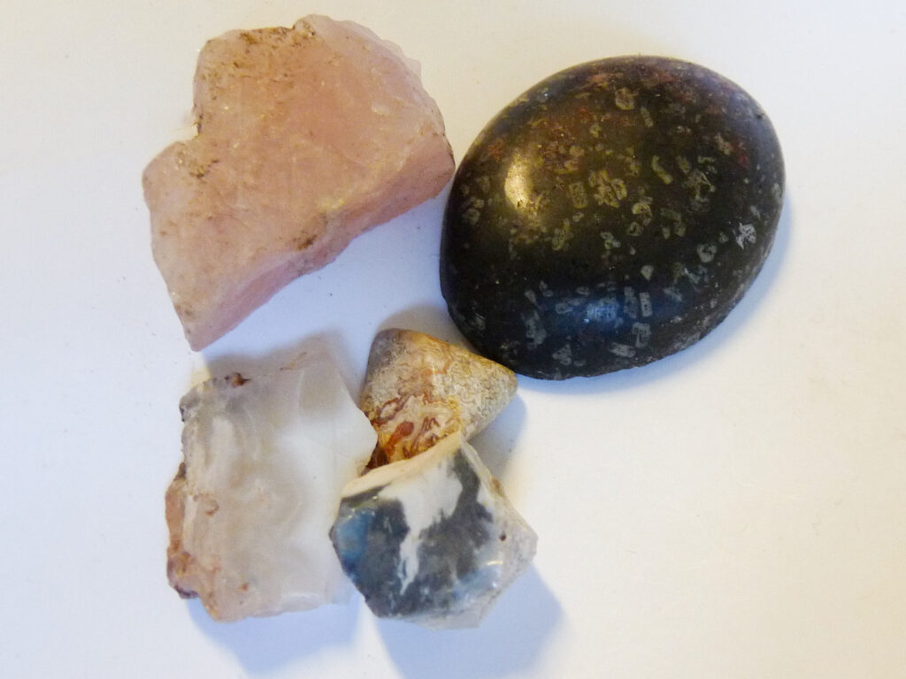 Porfyr, rosenkvarts, opal och crazy lace agat