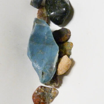 Bergslagssten, crazy lace agat, mossopal, eudialyt och mossagat