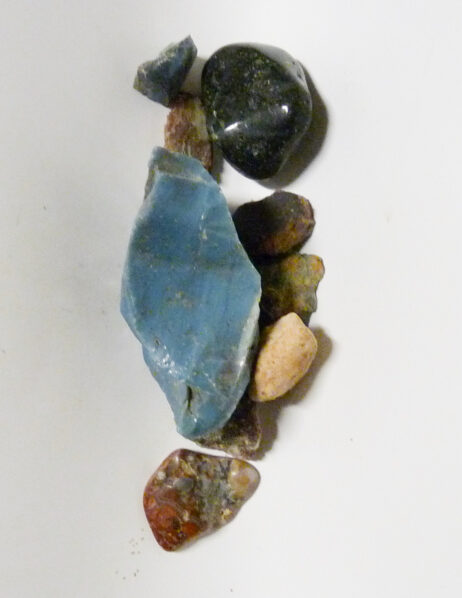 Bergslagssten, crazy lace agat, mossopal, eudialyt och mossagat