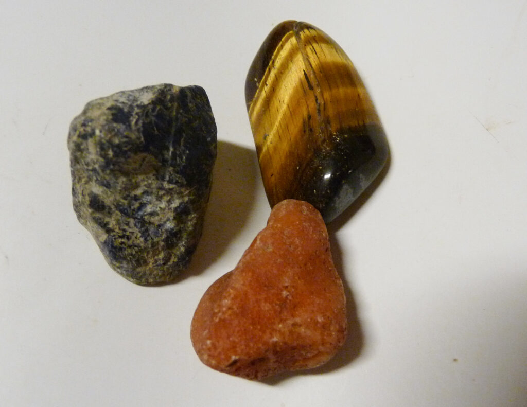 Lapis lazuli, tigeröga och karneol