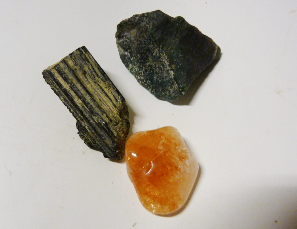 Citrin, heliotrop och turmalin