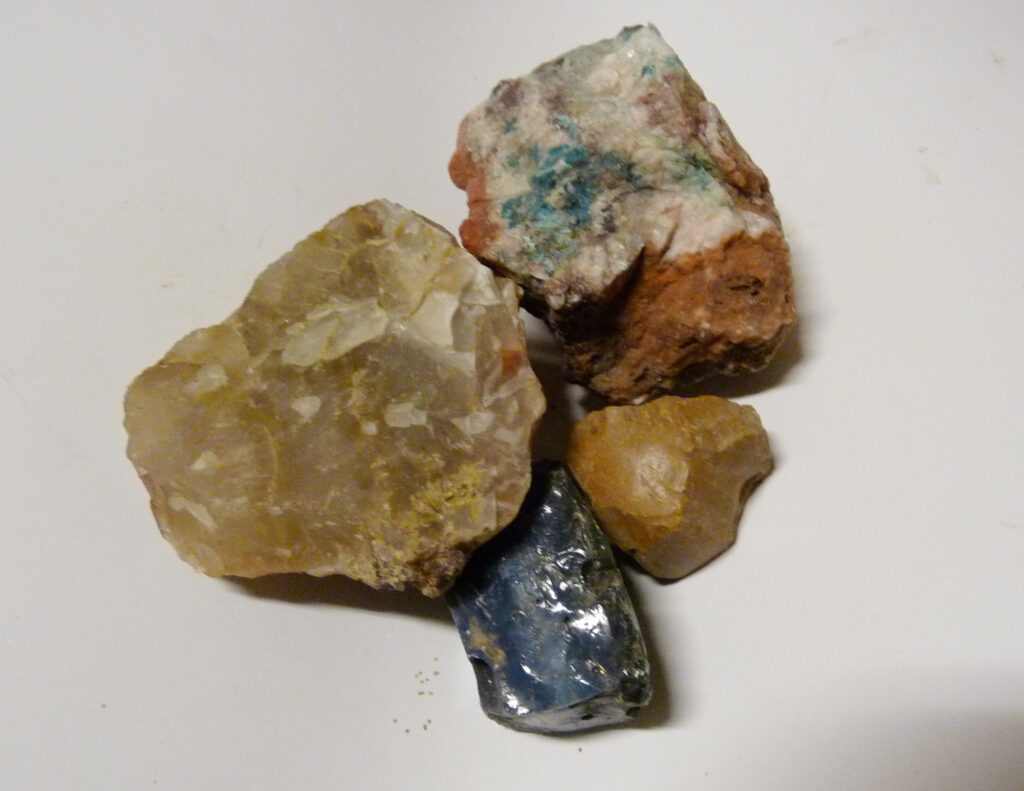 Mossagat, krysokolla, bergslagssten och opal
