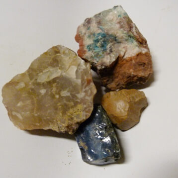 Mossagat, krysokolla, bergslagssten och opal