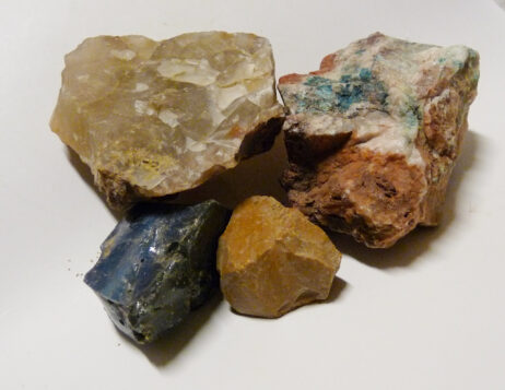 Mossagat, krysokolla, bergslagssten och opal