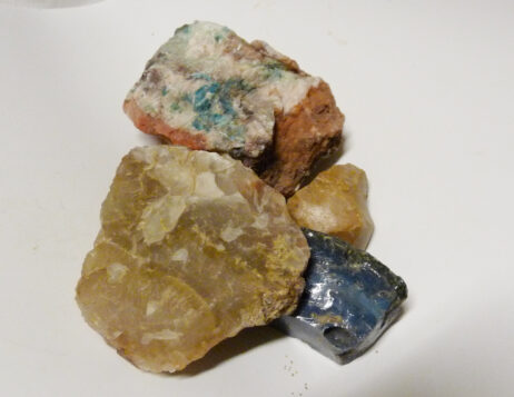 Mossagat, krysokolla, bergslagssten och opal