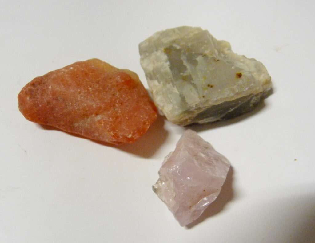 Månsten, karneol och rosenkvarts