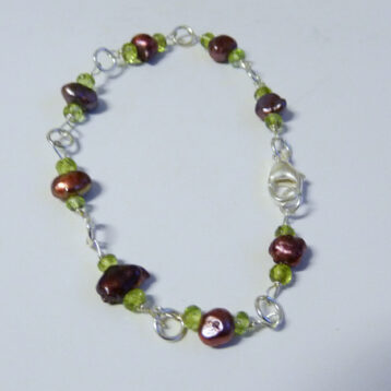Silverarmband med peridot och pärlor